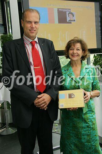 (C) fotodienst/Anna Rauchenberger - Wien 18.08.2006 - Renate Längauer ist Wohncoach. Nun präsentiert sie ihr neues Buch 'Eine spielerische Anleitung zum Wohngefühl'. FOTO: Reinhard Backhausen (Präsident Backhausen Interior Textiles) und Renate Längauer.