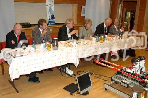 v.l.n.r.: Dr. Michael Schineis (GF Atomic Austria), Univ. Prof. Erich Müller, Univ. Prof. Reinhart Kögerler (Präsident der CDG), MR Dr. Ulrike Unterer (Bundesministerium Wirtschaft & Arbeit), Dr. Knut Consemüller (Vorsitzender des Rates f. Forschung & Technologieentwicklung), Dr. Laurenz Niel (Generalsekretär CDG)