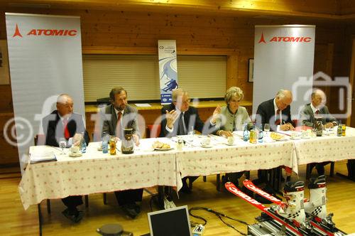 v.l.n.r.: Dr. Michael Schineis (GF Atomic Austria), Univ. Prof. Erich Müller, Univ. Prof. Reinhart Kögerler (Präsident der CDG), MR Dr. Ulrike Unterer (Bundesministerium Wirtschaft & Arbeit), Dr. Knut Consemüller (Vorsitzender des Rates f. Forschung & Technologieentwicklung), Dr. Laurenz Niel (Generalsekretär CDG)