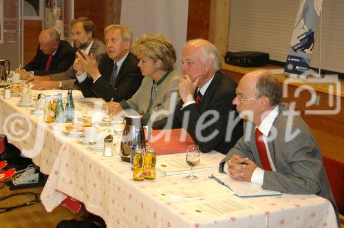 v.l.n.r.: Dr. Michael Schineis (GF Atomic Austria), Univ. Prof. Erich Müller, Univ. Prof. Reinhart Kögerler (Präsident der CDG), MR Dr. Ulrike Unterer (Bundesministerium Wirtschaft & Arbeit), Dr. Knut Consemüller (Vorsitzender des Rates f. Forschung & Technologieentwicklung), Dr. Laurenz Niel (Generalsekretär CDG)