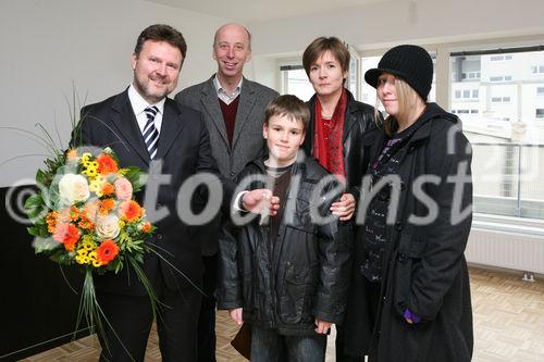 (C) fotodienst/Anna Rauchenberger - Wien, 24.10.2008 - Schlüsselübergabe zur Wohnhausanlage 'Welingergasse'. FOTO: Wohnbaustadtrat Dr. Michael Ludwign (li) mit Familie, die demnächst in ihre neue Wohnung ziehen wird.