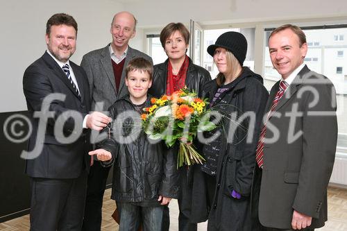 (C) fotodienst/Anna Rauchenberger - Wien, 24.10.2008 - Schlüsselübergabe zur Wohnhausanlage 'Welingergasse'. FOTO: Wohnbaustadtrat Dr. Michael Ludwign (li) mit Familie, die demnächst in ihre neue Wohnung ziehen wird und Bezirksvorsteher-Stv. für den 23. Wiener Gemeindebezirk, Gerald Bischof (re)