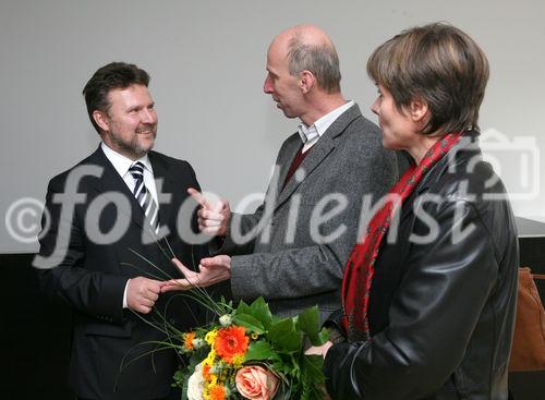 (C) fotodienst/Anna Rauchenberger - Wien, 24.10.2008 - Schlüsselübergabe zur Wohnhausanlage 'Welingergasse'. FOTO: Wohnbaustadtrat Dr. Michael Ludwign (li) mit Familie, die demnächst in ihre neue Wohnung ziehen wird.