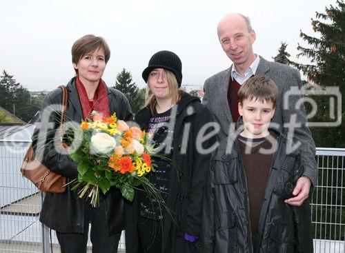 (C) fotodienst/Anna Rauchenberger - Wien, 24.10.2008 - Schlüsselübergabe zur Wohnhausanlage 'Welingergasse'. FOTO: Familie, die demnächst in ihre neue Wohnung ziehen wird.