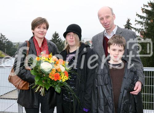 (C) fotodienst/Anna Rauchenberger - Wien, 24.10.2008 - Schlüsselübergabe zur Wohnhausanlage 'Welingergasse'. FOTO: Familie, die demnächst in ihre neue Wohnung ziehen wird.