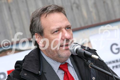 (C) fotodienst/Anna Rauchenberger - Wien, 24.10.2008 - Schlüsselübergabe zur Wohnhausanlage 'Welingergasse'. FOTO: Mag. Michael Gehbauer (GF der Wohnbauvereinigung für Privatangestellte)