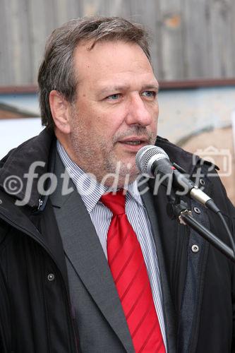 (C) fotodienst/Anna Rauchenberger - Wien, 24.10.2008 - Schlüsselübergabe zur Wohnhausanlage 'Welingergasse'. FOTO: Mag. Michael Gehbauer (GF der Wohnbauvereinigung für Privatangestellte)