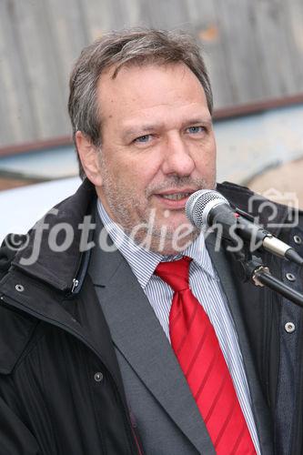 (C) fotodienst/Anna Rauchenberger - Wien, 24.10.2008 - Schlüsselübergabe zur Wohnhausanlage 'Welingergasse'. FOTO: Mag. Michael Gehbauer (GF der Wohnbauvereinigung für Privatangestellte)