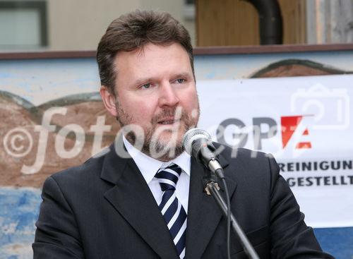 (C) fotodienst/Anna Rauchenberger - Wien, 24.10.2008 - Schlüsselübergabe zur Wohnhausanlage 'Welingergasse'. FOTO: Wohnbaustadtrat Dr. Michael Ludwig