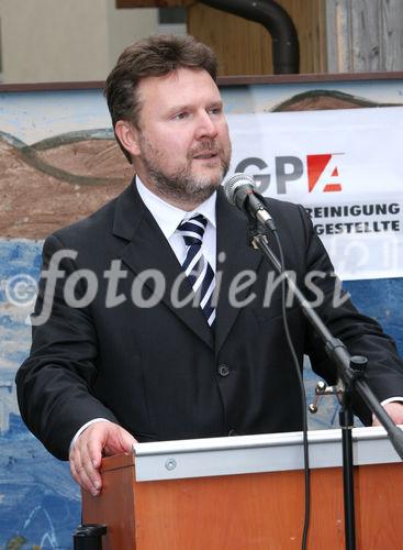 (C) fotodienst/Anna Rauchenberger - Wien, 24.10.2008 - Schlüsselübergabe zur Wohnhausanlage 'Welingergasse'. FOTO: Wohnbaustadtrat Dr. Michael Ludwig