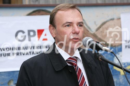 (C) fotodienst/Anna Rauchenberger - Wien, 24.10.2008 - Schlüsselübergabe zur Wohnhausanlage 'Welingergasse'. FOTO: Bezirksvorsteher-Stv. für den 23. Wiener Gemeindebezirk, Gerald Bischof 