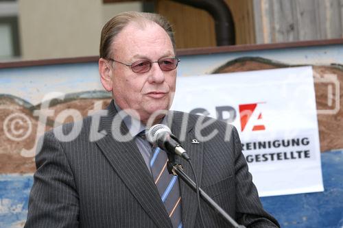 (C) fotodienst/Anna Rauchenberger - Wien, 24.10.2008 - Schlüsselübergabe zur Wohnhausanlage 'Welingergasse'. FOTO: Vorsitzender der GPA-Privatstiftung Walter Zwiauer