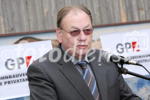 (C) fotodienst/Anna Rauchenberger - Wien, 24.10.2008 - Schlüsselübergabe zur Wohnhausanlage 'Welingergasse'. FOTO: Vorsitzender der GPA-Privatstiftung Walter Zwiauer