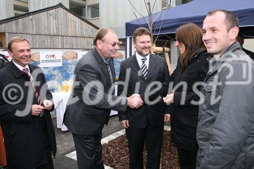 (C) fotodienst/Anna Rauchenberger - Wien, 24.10.2008 - Schlüsselübergabe zur Wohnhausanlage 'Welingergasse'. FOTO: Bezirksvorsteher-Stv. für den 23. Wiener Gemeindebezirk, Gerald Bischof (li.), Vorsitzender der GPA-Privatstiftung Walter Zwiauer und  Wohnbaustadtrat Dr. Michael Ludwig (re.) übergeben die Schlüssel an die Mieterinnen Und Mieter