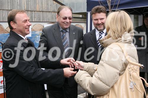 (C) fotodienst/Anna Rauchenberger - Wien, 24.10.2008 - Schlüsselübergabe zur Wohnhausanlage 'Welingergasse'. FOTO: Bezirksvorsteher-Stv. für den 23. Wiener Gemeindebezirk, Gerald Bischof, Vorsitzender der GPA-Privatstiftung Walter Zwiauer,  Wohnbaustadtrat Dr. Michael Ludwig übergeben die Schlüssel an die Mieterinnen Und Mieter