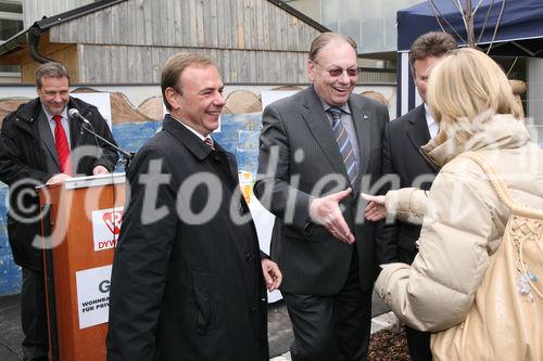 (C) fotodienst/Anna Rauchenberger - Wien, 24.10.2008 - Schlüsselübergabe zur Wohnhausanlage 'Welingergasse'. FOTO: Bezirksvorsteher-Stv. für den 23. Wiener Gemeindebezirk, Gerald Bischof, Vorsitzender der GPA-Privatstiftung Walter Zwiauer,  Wohnbaustadtrat Dr. Michael Ludwig übergeben die Schlüssel an die Mieterinnen Und Mieter