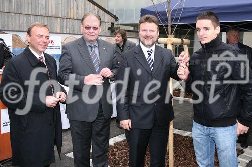 (C) fotodienst/Anna Rauchenberger - Wien, 24.10.2008 - Schlüsselübergabe zur Wohnhausanlage 'Welingergasse'. FOTO: Bezirksvorsteher-Stv. für den 23. Wiener Gemeindebezirk, Gerald Bischof, Vorsitzender der GPA-Privatstiftung Walter Zwiauer,  Wohnbaustadtrat Dr. Michael Ludwig übergeben die Schlüssel an die Mieterinnen Und Mieter