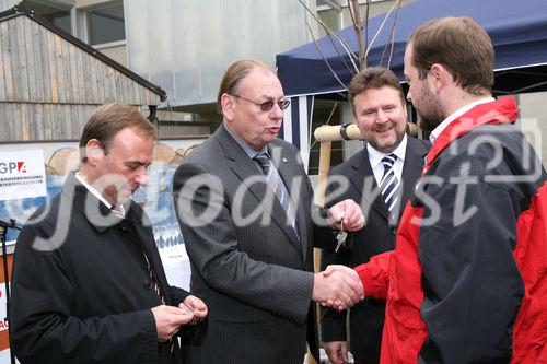 (C) fotodienst/Anna Rauchenberger - Wien, 24.10.2008 - Schlüsselübergabe zur Wohnhausanlage 'Welingergasse'. FOTO: Bezirksvorsteher-Stv. für den 23. Wiener Gemeindebezirk, Gerald Bischof, Vorsitzender der GPA-Privatstiftung Walter Zwiauer,  Wohnbaustadtrat Dr. Michael Ludwig übergeben die Schlüssel an die Mieterinnen Und Mieter