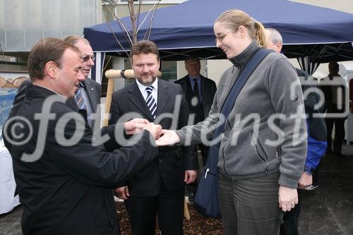 (C) fotodienst/Anna Rauchenberger - Wien, 24.10.2008 - Schlüsselübergabe zur Wohnhausanlage 'Welingergasse'. FOTO: Bezirksvorsteher-Stv. für den 23. Wiener Gemeindebezirk, Gerald Bischof, Vorsitzender der GPA-Privatstiftung Walter Zwiauer,  Wohnbaustadtrat Dr. Michael Ludwig übergeben die Schlüssel an die Mieterinnen Und Mieter