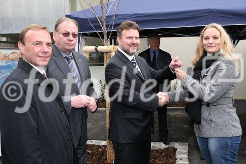 (C) fotodienst/Anna Rauchenberger - Wien, 24.10.2008 - Schlüsselübergabe zur Wohnhausanlage 'Welingergasse'. FOTO: Bezirksvorsteher-Stv. für den 23. Wiener Gemeindebezirk, Gerald Bischof, Vorsitzender der GPA-Privatstiftung Walter Zwiauer,  Wohnbaustadtrat Dr. Michael Ludwig übergeben die Schlüssel an die Mieterinnen Und Mieter