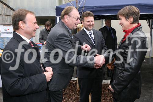 (C) fotodienst/Anna Rauchenberger - Wien, 24.10.2008 - Schlüsselübergabe zur Wohnhausanlage 'Welingergasse'. FOTO: Bezirksvorsteher-Stv. für den 23. Wiener Gemeindebezirk, Gerald Bischof, Vorsitzender der GPA-Privatstiftung Walter Zwiauer,  Wohnbaustadtrat Dr. Michael Ludwig übergeben die Schlüssel an die Mieterinnen Und Mieter