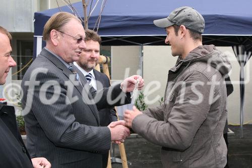 (C) fotodienst/Anna Rauchenberger - Wien, 24.10.2008 - Schlüsselübergabe zur Wohnhausanlage 'Welingergasse'. FOTO: Bezirksvorsteher-Stv. für den 23. Wiener Gemeindebezirk, Gerald Bischof, Vorsitzender der GPA-Privatstiftung Walter Zwiauer,  Wohnbaustadtrat Dr. Michael Ludwig übergeben die Schlüssel an die Mieterinnen Und Mieter