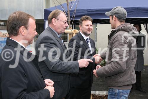 (C) fotodienst/Anna Rauchenberger - Wien, 24.10.2008 - Schlüsselübergabe zur Wohnhausanlage 'Welingergasse'. FOTO: Bezirksvorsteher-Stv. für den 23. Wiener Gemeindebezirk, Gerald Bischof, Vorsitzender der GPA-Privatstiftung Walter Zwiauer,  Wohnbaustadtrat Dr. Michael Ludwig übergeben die Schlüssel an die Mieterinnen Und Mieter