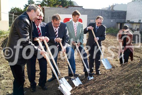 (c) fotodienst/Dan Carabas - Wien 24.09.07 - WBV -  Feierlichkeit zum Spatenstich Welingergasse 7 - FOTO: v. li. Dr. Günter Bischof; Prok. Ing. Dieter Orthner; Mag. Michael Gehbauer; Herr Bezirksvorsteher Manfred Wurm; Walter Zwiauer; Arch. Eva Ceska