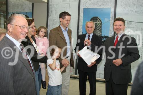 (C) Fotodienst/Anna Rauchenberger - Wien 30.08.2007 - MieterInnen beziehen den Wohnturm in der Kundratstraße 6 im 10. Wiener Gemeindebezirk: Heute wurden die Schlüssel feierlich übergeben. FOTO:  Wohnbaustadtrat Dr. Michael Ludwig (rechts) und Hans Sallmutter (Aufsichtsratsvorsitzender GPA, 2.v.r.) übergeben den stolzen Mietern die Schlüssel zur neuen Behausung.