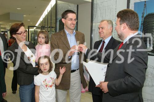 (C) Fotodienst/Anna Rauchenberger - Wien 30.08.2007 - MieterInnen beziehen den Wohnturm in der Kundratstraße 6 im 10. Wiener Gemeindebezirk: Heute wurden die Schlüssel feierlich übergeben. FOTO:  Wohnbaustadtrat Dr. Michael Ludwig (rechts) und Hans Sallmutter (Aufsichtsratsvorsitzender GPA, 2.v.r.) übergeben den stolzen Mietern die Schlüssel zur neuen Behausung.