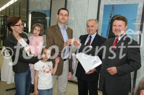 (C) Fotodienst/Anna Rauchenberger - Wien 30.08.2007 - MieterInnen beziehen den Wohnturm in der Kundratstraße 6 im 10. Wiener Gemeindebezirk: Heute wurden die Schlüssel feierlich übergeben. FOTO:  Wohnbaustadtrat Dr. Michael Ludwig (rechts) und Hans Sallmutter (Aufsichtsratsvorsitzender GPA, 2.v.r.) übergeben den stolzen Mietern die Schlüssel zur neuen Behausung.