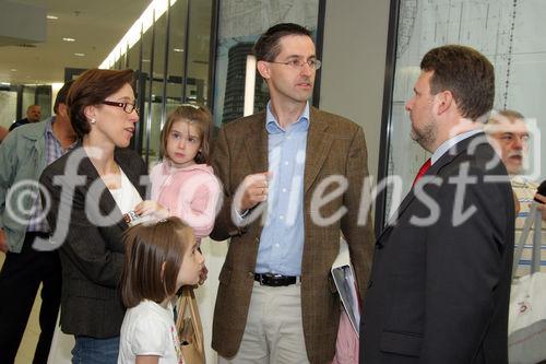 (C) Fotodienst/Anna Rauchenberger - Wien 30.08.2007 - MieterInnen beziehen den Wohnturm in der Kundratstraße 6 im 10. Wiener Gemeindebezirk: Heute wurden die Schlüssel feierlich übergeben. FOTO:  Wohnbaustadtrat Dr. Michael Ludwig (rechts) im Gespräch mit den neuen Mietern. 