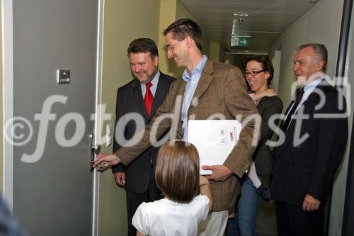 (C) Fotodienst/Anna Rauchenberger - Wien 30.08.2007 - MieterInnen beziehen den Wohnturm in der Kundratstraße 6 im 10. Wiener Gemeindebezirk: Heute wurden die Schlüssel feierlich übergeben. FOTO: Sogleich wird die neue Wohnung begutachtet.