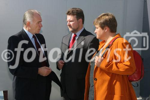 (C) Fotodienst/Anna Rauchenberger - Wien 30.08.2007 - MieterInnen beziehen den Wohnturm in der Kundratstraße 6 im 10. Wiener Gemeindebezirk: Heute wurden die Schlüssel feierlich übergeben. FOTO: Hans Sallmutter (Aufsichtsratsvorsitzender GPA, links), Wohnbaustadtrat Dr. Michael Ludwig.