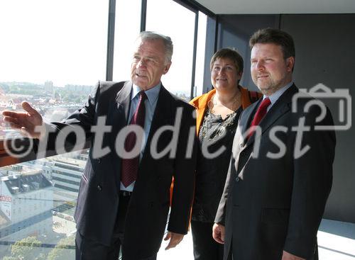 (C) Fotodienst/Anna Rauchenberger - Wien 30.08.2007 - MieterInnen beziehen den Wohnturm in der Kundratstraße 6 im 10. Wiener Gemeindebezirk: Heute wurden die Schlüssel feierlich übergeben. FOTO: Hans Sallmutter (Aufsichtsratsvorsitzender GPA, links), Wohnbaustadtrat Dr. Michael Ludwig.