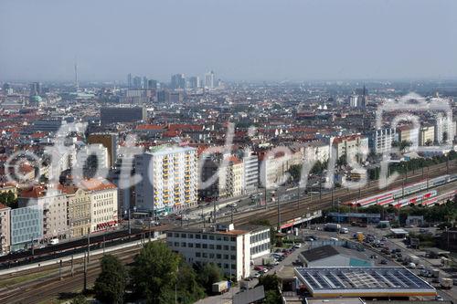 (C) Fotodienst/Anna Rauchenberger - Wien 30.08.2007 - MieterInnen beziehen den Wohnturm in der Kundratstraße 6 im 10. Wiener Gemeindebezirk: Heute wurden die Schlüssel feierlich übergeben. FOTO: Ausblick aus dem Wohnturm.