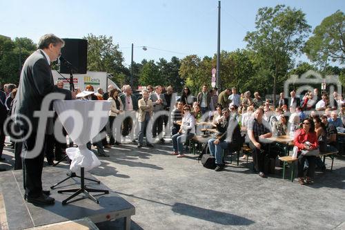 (C) Fotodienst/Anna Rauchenberger - Wien 30.08.2007 - MieterInnen beziehen den Wohnturm in der Kundratstraße 6 im 10. Wiener Gemeindebezirk: Heute wurden die Schlüssel feierlich übergeben. FOTO:  Mag. Michael Gehbauer (GF WBV - GPA)