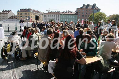 (C) Fotodienst/Anna Rauchenberger - Wien 30.08.2007 - MieterInnen beziehen den Wohnturm in der Kundratstraße 6 im 10. Wiener Gemeindebezirk: Heute wurden die Schlüssel feierlich übergeben. FOTO:  Wohnbaustadtrat Dr. Michael Ludwig.