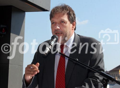 (C) Fotodienst/Anna Rauchenberger - Wien 30.08.2007 - MieterInnen beziehen den Wohnturm in der Kundratstraße 6 im 10. Wiener Gemeindebezirk: Heute wurden die Schlüssel feierlich übergeben. FOTO:  Mag. Michael Gehbauer (GF WBV - GPA)