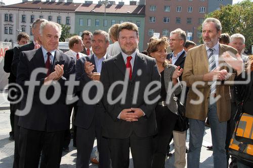 (C) Fotodienst/Anna Rauchenberger - Wien 30.08.2007 - MieterInnen beziehen den Wohnturm in der Kundratstraße 6 im 10. Wiener Gemeindebezirk: Heute wurden die Schlüssel feierlich übergeben. FOTO: Hans Sallmutter (Aufsichtsratsvorsitzender GPA, links), Wohnbaustadtrat Dr. Michael Ludwig (Mitte), BV-Stv. Ing. Josef Kaindl (rechts).