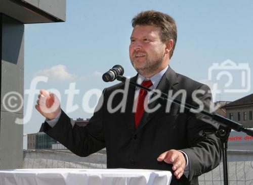 (C) Fotodienst/Anna Rauchenberger - Wien 30.08.2007 - MieterInnen beziehen den Wohnturm in der Kundratstraße 6 im 10. Wiener Gemeindebezirk: Heute wurden die Schlüssel feierlich übergeben. FOTO:  Wohnbaustadtrat Dr. Michael Ludwig.