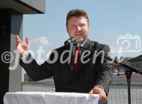 (C) Fotodienst/Anna Rauchenberger - Wien 30.08.2007 - MieterInnen beziehen den Wohnturm in der Kundratstraße 6 im 10. Wiener Gemeindebezirk: Heute wurden die Schlüssel feierlich übergeben. FOTO:  Wohnbaustadtrat Dr. Michael Ludwig.