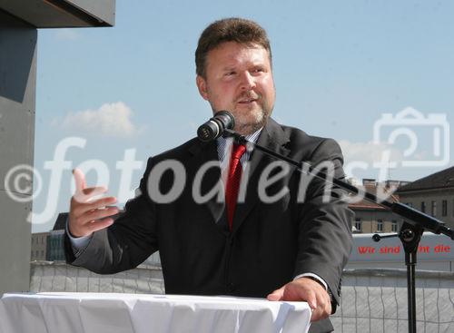 (C) Fotodienst/Anna Rauchenberger - Wien 30.08.2007 - MieterInnen beziehen den Wohnturm in der Kundratstraße 6 im 10. Wiener Gemeindebezirk: Heute wurden die Schlüssel feierlich übergeben. FOTO:  Wohnbaustadtrat Dr. Michael Ludwig.