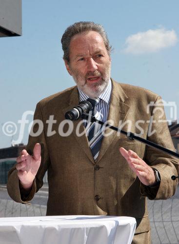 (C) Fotodienst/Anna Rauchenberger - Wien 30.08.2007 - MieterInnen beziehen den Wohnturm in der Kundratstraße 6 im 10. Wiener Gemeindebezirk: Heute wurden die Schlüssel feierlich übergeben. FOTO: BV-Stv. Ing. Josef Kaindl.