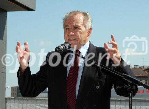 (C) Fotodienst/Anna Rauchenberger - Wien 30.08.2007 - MieterInnen beziehen den Wohnturm in der Kundratstraße 6 im 10. Wiener Gemeindebezirk: Heute wurden die Schlüssel feierlich übergeben. FOTO: Hans Sallmutter (Aufsichtsratsvorsitzender GPA).