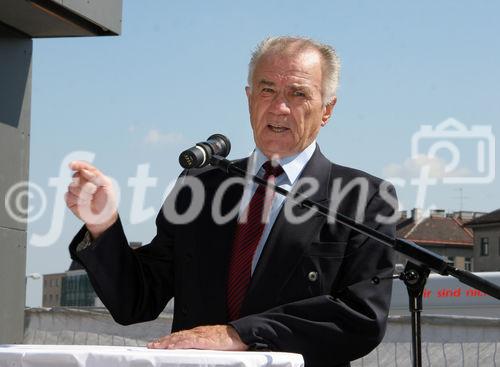 (C) Fotodienst/Anna Rauchenberger - Wien 30.08.2007 - MieterInnen beziehen den Wohnturm in der Kundratstraße 6 im 10. Wiener Gemeindebezirk: Heute wurden die Schlüssel feierlich übergeben. FOTO: Hans Sallmutter (Aufsichtsratsvorsitzender GPA).