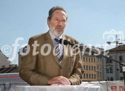 (C) Fotodienst/Anna Rauchenberger - Wien 30.08.2007 - MieterInnen beziehen den Wohnturm in der Kundratstraße 6 im 10. Wiener Gemeindebezirk: Heute wurden die Schlüssel feierlich übergeben. FOTO: BV-Stv. Ing. Josef Kaindl.