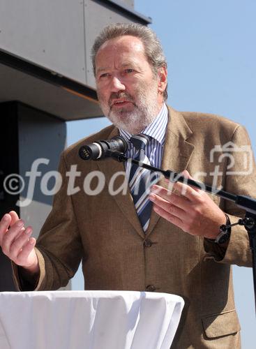 (C) Fotodienst/Anna Rauchenberger - Wien 30.08.2007 - MieterInnen beziehen den Wohnturm in der Kundratstraße 6 im 10. Wiener Gemeindebezirk: Heute wurden die Schlüssel feierlich übergeben. FOTO: BV-Stv. Ing. Josef Kaindl.