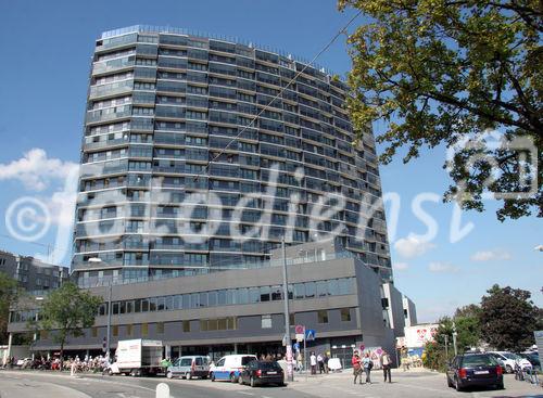 (C) Fotodienst/Anna Rauchenberger - Wien 30.08.2007 - MieterInnen beziehen den Wohnturm in der Kundratstraße 6 im 10. Wiener Gemeindebezirk: Heute wurden die Schlüssel feierlich übergeben.