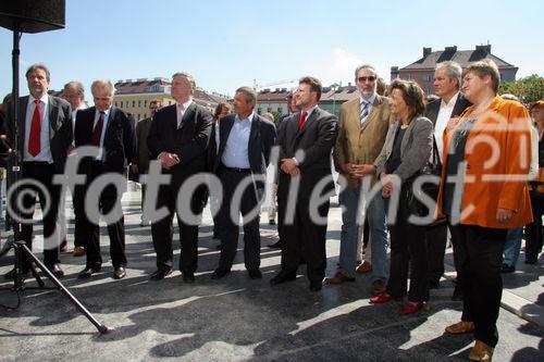 (C) Fotodienst/Anna Rauchenberger - Wien 30.08.2007 - MieterInnen beziehen den Wohnturm in der Kundratstraße 6 im 10. Wiener Gemeindebezirk: Heute wurden die Schlüssel feierlich übergeben. FOTO: Ehrengäste.